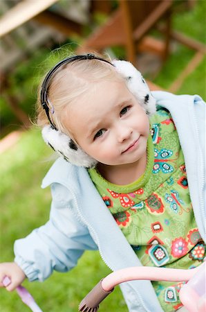 simsearch:400-05248187,k - Shot of little girl in headphones playing outside Photographie de stock - Aubaine LD & Abonnement, Code: 400-05339367