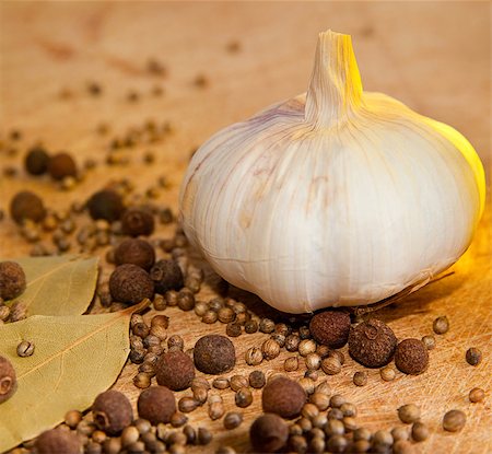 simsearch:400-04834620,k - garlic and spices on a cutting board Stock Photo - Budget Royalty-Free & Subscription, Code: 400-05339387