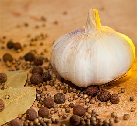 simsearch:400-04298290,k - garlic and spices on a cutting board Fotografie stock - Microstock e Abbonamento, Codice: 400-05339387