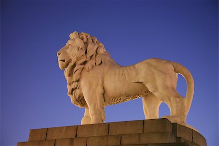 Coade Stone Lion seen from Westminster Bridge Stockbilder - Microstock & Abonnement, Bildnummer: 400-05339401