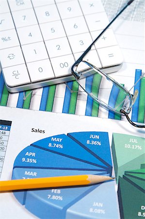 A business strategy using color charts and a calculator Foto de stock - Royalty-Free Super Valor e Assinatura, Número: 400-05339612