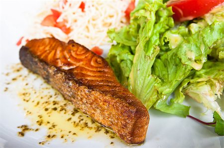 simsearch:400-04814044,k - grilled salmon with sauce,lemon and tomato Photographie de stock - Aubaine LD & Abonnement, Code: 400-05339900