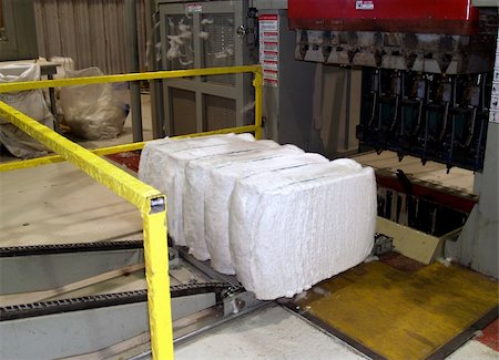 simsearch:400-04495929,k - Completed cotton bale being pushed from a Cotton bale press in south Georgia. Photographie de stock - Aubaine LD & Abonnement, Code: 400-05330034