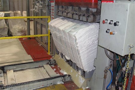 simsearch:400-04495929,k - Completed cotton bale being pushed from a Cotton bale press in south Georgia. Photographie de stock - Aubaine LD & Abonnement, Code: 400-05330035