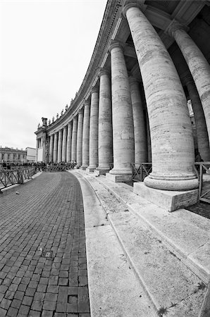 saint peter's square - Giant Columns in Piazza San Pietro, Rome, Italy Photographie de stock - Aubaine LD & Abonnement, Code: 400-05330072