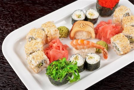 simsearch:400-04397537,k - japanese sushi set and sushi with green seaweed closeup in the foreground Stockbilder - Microstock & Abonnement, Bildnummer: 400-05330552