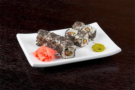 simsearch:400-05119569,k - Closeup of Sushi rolls at plate with sesame Stockbilder - Microstock & Abonnement, Bildnummer: 400-05330553