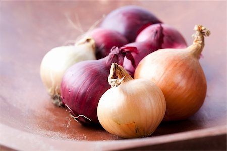 simsearch:400-04902993,k - Close-up of red and yellow onions on a wooden background Stockbilder - Microstock & Abonnement, Bildnummer: 400-05330735