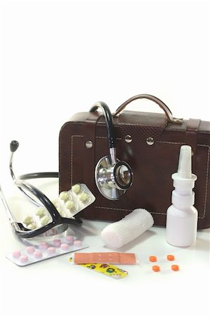 First aid kit with Bags, Stethoscope and medicines Fotografie stock - Microstock e Abbonamento, Codice: 400-05330915