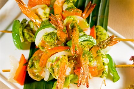 simsearch:400-07293364,k - fresh and colorfull grilled shrimps and vegetables skewers on a palm leaf ,thai style Fotografie stock - Microstock e Abbonamento, Codice: 400-05331882