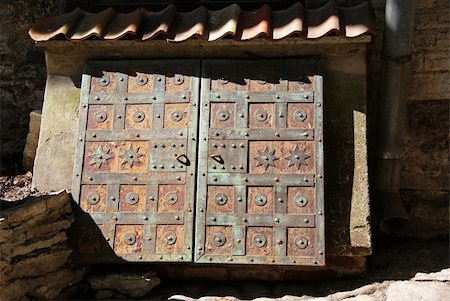 simsearch:400-04691130,k - The strengthened door in a vault of a dominican monastery Photographie de stock - Aubaine LD & Abonnement, Code: 400-05332499