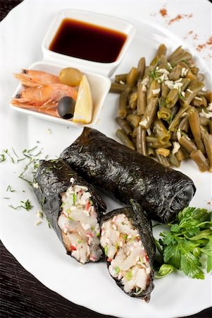 simsearch:400-04873081,k - souffle of fillet of pikeperch, shrimps, crab meat, coconut and leek wrapped at nori garnished by string beans Foto de stock - Super Valor sin royalties y Suscripción, Código: 400-05332847