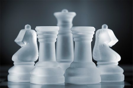 simsearch:400-04398584,k - glass chess pieces are defending the queen on board in dark Fotografie stock - Microstock e Abbonamento, Codice: 400-05332860