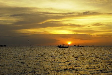 simsearch:400-05058287,k - the fisherman's Boats at Sunset on the sea Foto de stock - Super Valor sin royalties y Suscripción, Código: 400-05333295