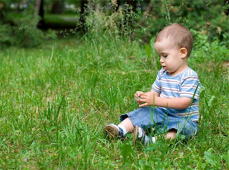 small babies in park - Boy sitting in a green grass Photographie de stock - Aubaine LD & Abonnement, Code: 400-05344302