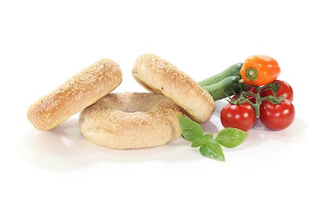 three sesame bagel with vegetables on white background Photographie de stock - Aubaine LD & Abonnement, Code: 400-05344311