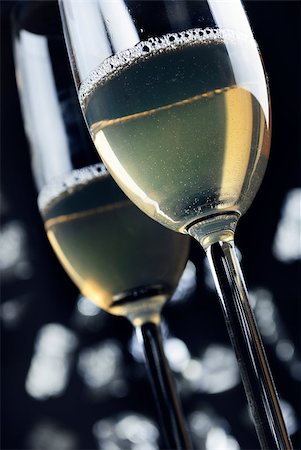 simsearch:400-04494805,k - two glasses of champaigne in font of the night lights Foto de stock - Super Valor sin royalties y Suscripción, Código: 400-05344533