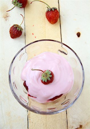 simsearch:400-08110674,k - fresh milk yogurt with strawberries - a healthy breakfast Stockbilder - Microstock & Abonnement, Bildnummer: 400-05344586