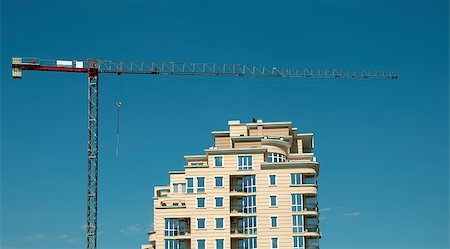 simsearch:400-05074551,k - Construction crane and a new building. Blue sky background Foto de stock - Royalty-Free Super Valor e Assinatura, Número: 400-05344645