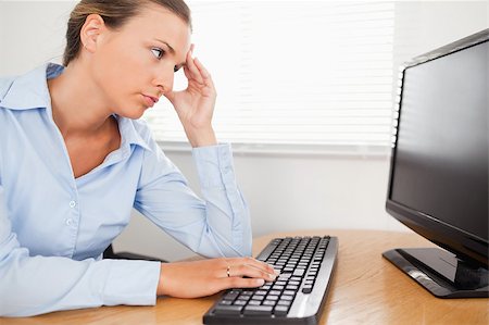 phone with pain - A stressed businesswoman is looking to the screen of her pc in an office Stock Photo - Budget Royalty-Free & Subscription, Code: 400-05345158