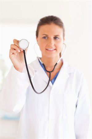simsearch:400-04018969,k - smiling doctor presenting a stethoscope looking into the camera in her surgery Foto de stock - Royalty-Free Super Valor e Assinatura, Número: 400-05345151