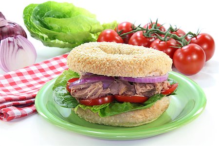 simsearch:400-04416282,k - a Bagel topped with tuna, onion and tomato Stock Photo - Budget Royalty-Free & Subscription, Code: 400-05345344