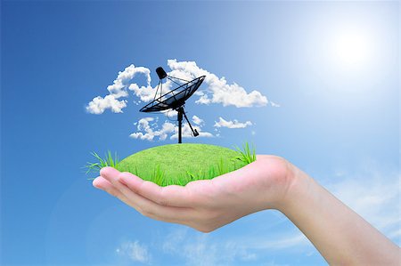 simsearch:400-04831992,k - satellite dish on green grass in women hand Photographie de stock - Aubaine LD & Abonnement, Code: 400-05345521