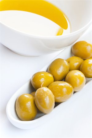simsearch:400-04598775,k - Close up of olives and a bowl of olive oil Photographie de stock - Aubaine LD & Abonnement, Code: 400-05346179