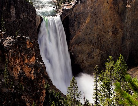 A timed exposure of the waterfall on the Lower Yellowstone River shows patterns of light in the water and mist. The viewpoint over the falls is visible. Foto de stock - Super Valor sin royalties y Suscripción, Código: 400-05346308