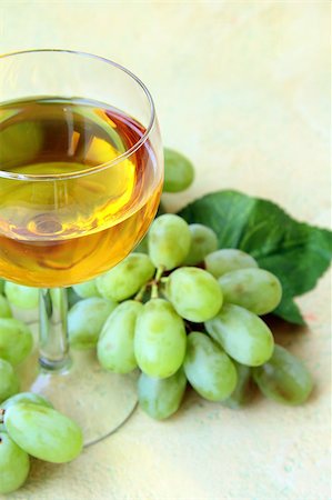 simsearch:689-03129183,k - glass of white wine and a branch of green grapes Fotografie stock - Microstock e Abbonamento, Codice: 400-05346330