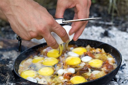 pan to the fire - Fried eggs. Cooking on the fire. Foto de stock - Super Valor sin royalties y Suscripción, Código: 400-05346391