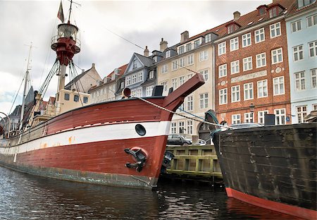simsearch:400-06875437,k - Some boats lying in the water next to houses in Copenhagen, Denmark Foto de stock - Super Valor sin royalties y Suscripción, Código: 400-05347005
