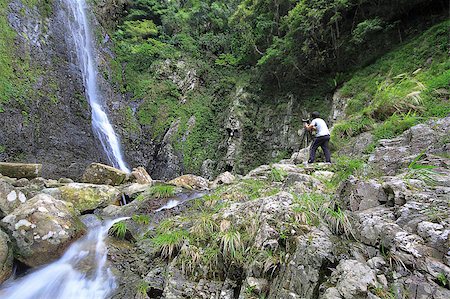 simsearch:400-04270950,k - waterfall and a man taking photo Stockbilder - Microstock & Abonnement, Bildnummer: 400-05347807