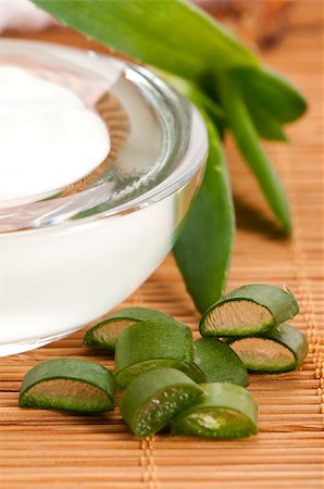 simsearch:400-08284120,k - aloe vera - leaves and cream isolated on white background Foto de stock - Super Valor sin royalties y Suscripción, Código: 400-05348017