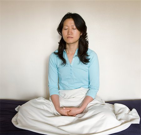 One East Asian woman seat in meditation Stockbilder - Microstock & Abonnement, Bildnummer: 400-05348540