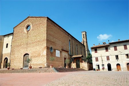 Square in San Gimignano, summer blue sky background, Tuscany, Italy Foto de stock - Super Valor sin royalties y Suscripción, Código: 400-05348896