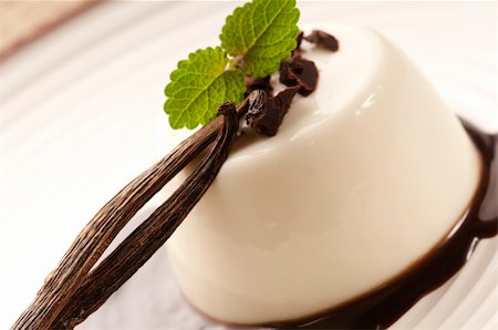 Panna Cotta with chocolate and vanilla beans Stock Photo - Budget Royalty-Free & Subscription, Code: 400-05348928