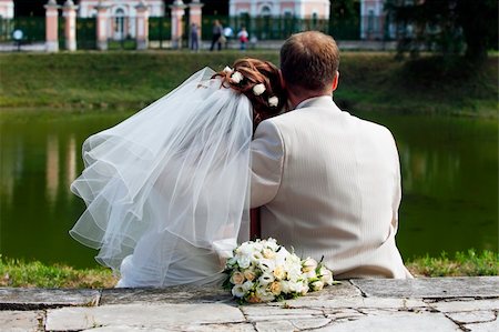 simsearch:400-04440941,k - Beautiful newly married pair in park Fotografie stock - Microstock e Abbonamento, Codice: 400-05349117