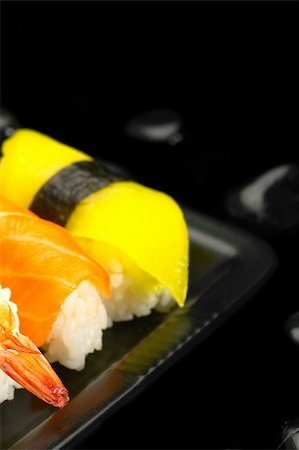 simsearch:400-04397537,k - fresh assorted colorfull sushi plate over black Stockbilder - Microstock & Abonnement, Bildnummer: 400-05349575