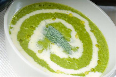 simsearch:400-07092695,k - fresh spinach soup on a white bowl with sage and cream on top Fotografie stock - Microstock e Abbonamento, Codice: 400-05349571