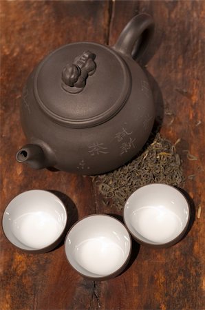 simsearch:400-06176508,k - chinese green tea traditional  pot and cups over old wood board Photographie de stock - Aubaine LD & Abonnement, Code: 400-05349850