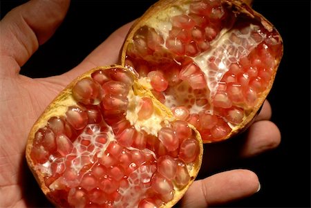 simsearch:400-06862060,k - hand holding a pomegranate fruit open in half Foto de stock - Royalty-Free Super Valor e Assinatura, Número: 400-05349860