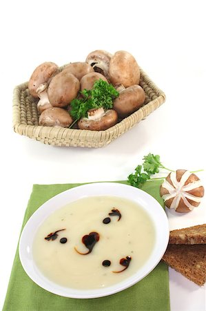 pilzsuppe - Cream of mushroom soup with fresh mushrooms, bread and parsley Stockbilder - Microstock & Abonnement, Bildnummer: 400-05340003