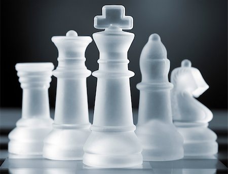 simsearch:400-04383941,k - glass chess pieces is standing on board in dark Photographie de stock - Aubaine LD & Abonnement, Code: 400-05340029