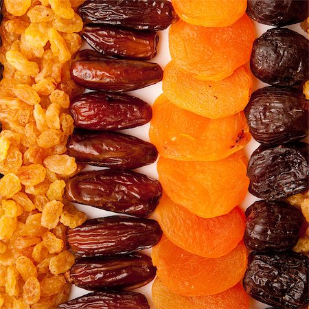 simsearch:400-07510855,k - dried apricots, raisins and  dates Photographie de stock - Aubaine LD & Abonnement, Code: 400-05341015