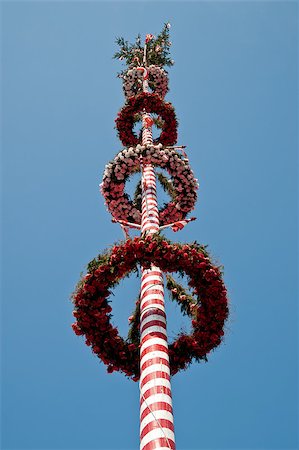 Looking up a red striped maypole in austria Stockbilder - Microstock & Abonnement, Bildnummer: 400-05341662
