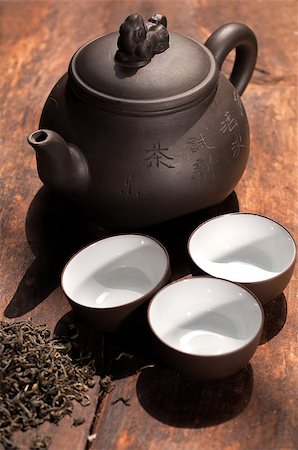simsearch:400-06176508,k - chinese green tea traditional  pot and cups over old wood board Photographie de stock - Aubaine LD & Abonnement, Code: 400-05341909