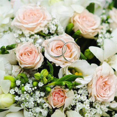 simsearch:400-04161888,k - wedding bands on a bouquet of roses Fotografie stock - Microstock e Abbonamento, Codice: 400-05342005