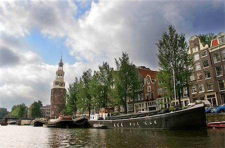 rio amstel - Boats and old historical houses along the Amstel river (city canal) in Amsterdam, Netherlands (Holland). Foto de stock - Royalty-Free Super Valor e Assinatura, Número: 400-05342688