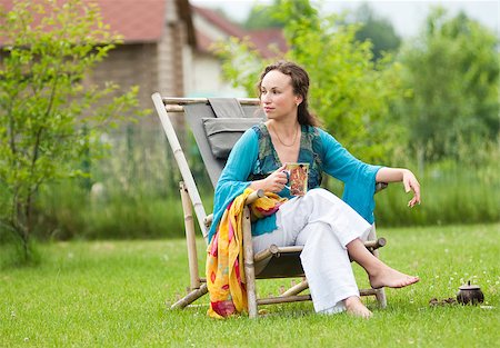 summerhouse - Young woman relaxing on a deck chair Photographie de stock - Aubaine LD & Abonnement, Code: 400-05342869